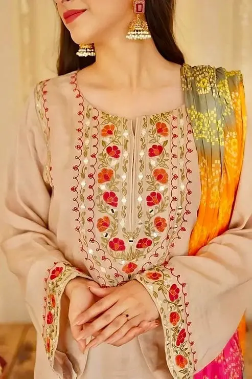 Close-up of ASLING lawn suit neckline design – intricate printed detailing on the front of the shirt, highlighting the summer-appropriate pattern worn by the model.