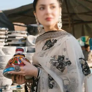 Qalamkar embroidered 3-piece lawn suit Model Face in summer design with matching dupatta