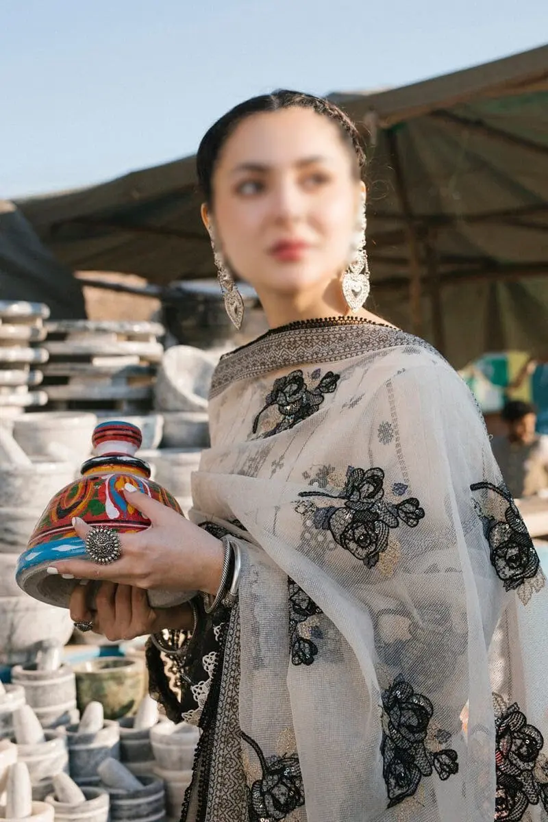 Qalamkar embroidered 3-piece lawn suit Model Face in summer design with matching dupatta