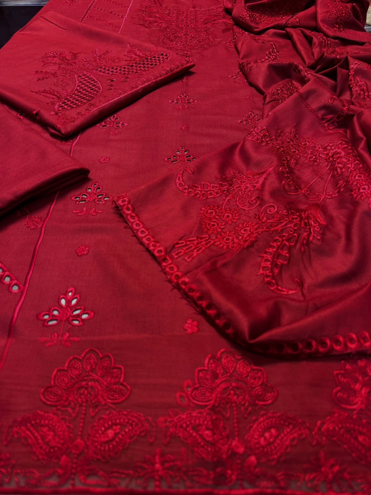 Qalamkar – Unstitched Dhanak 3 Piece Suit with Embroidered Shawl (Code 799) - Image 4